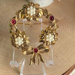 VTG - 1994 Avon, Antiqued Gilt & Sparkling Crystal "Festive Wreath" Brooch